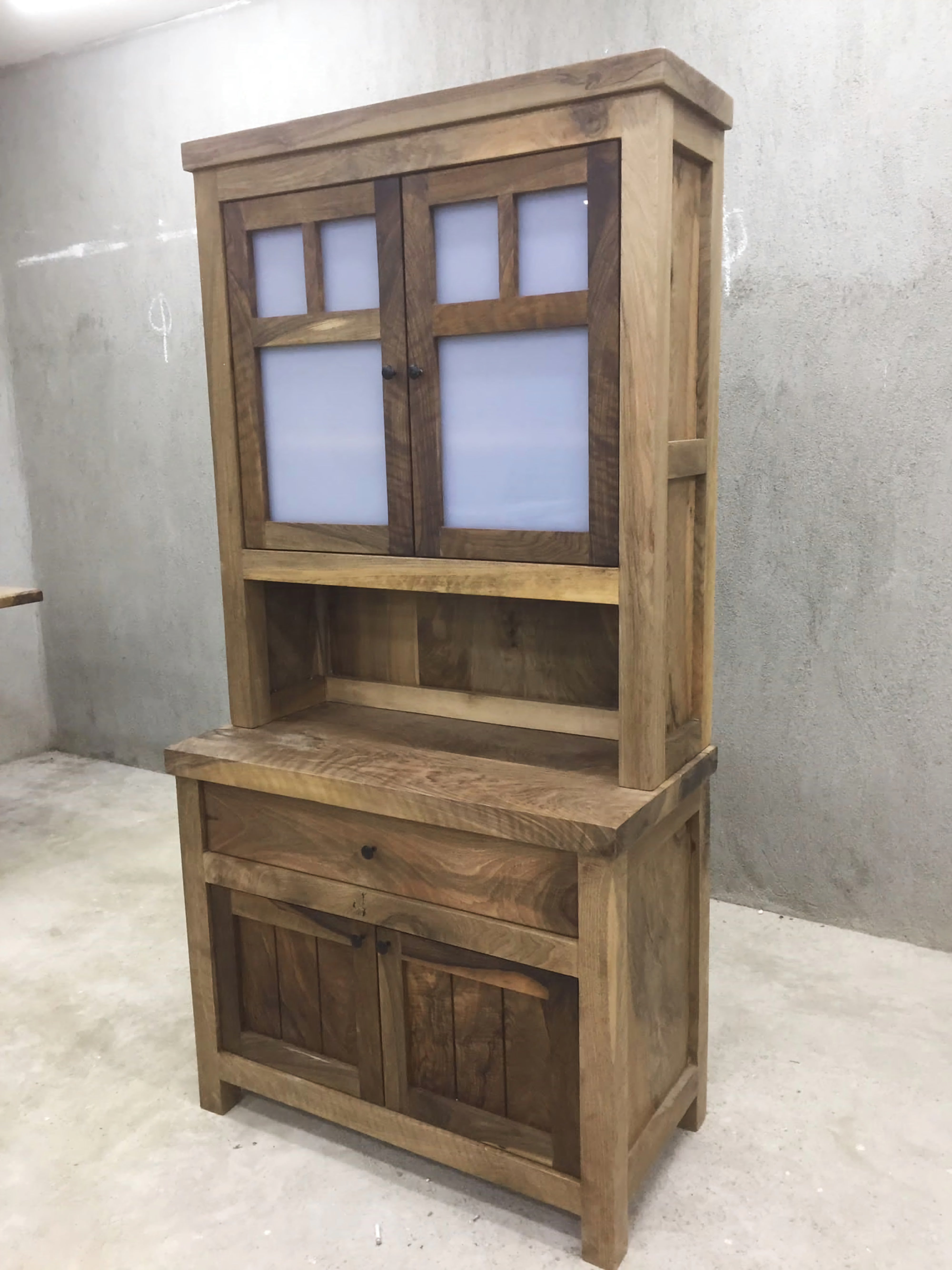 Buffet cabinet hutch