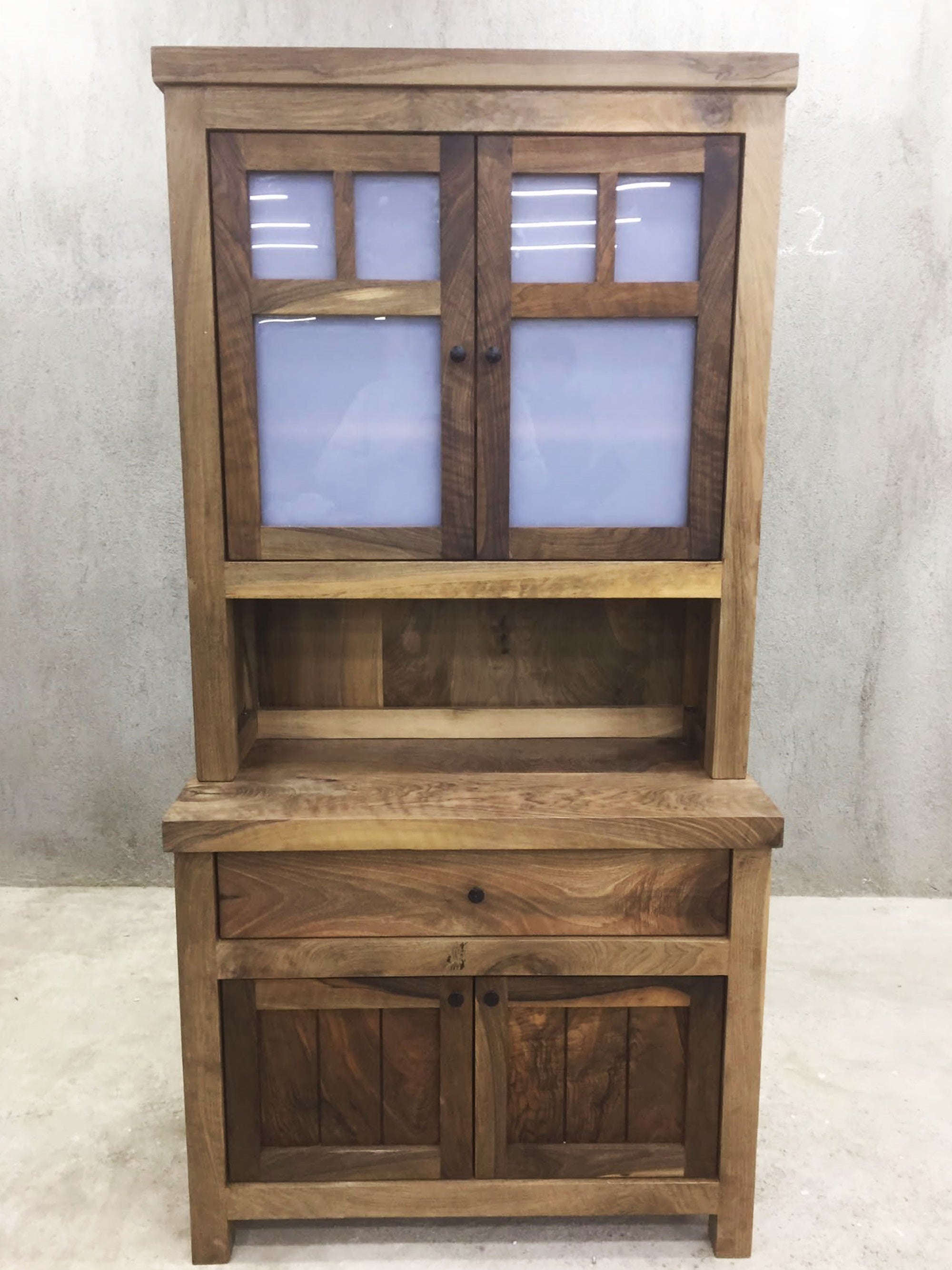 Buffet cabinet hutch