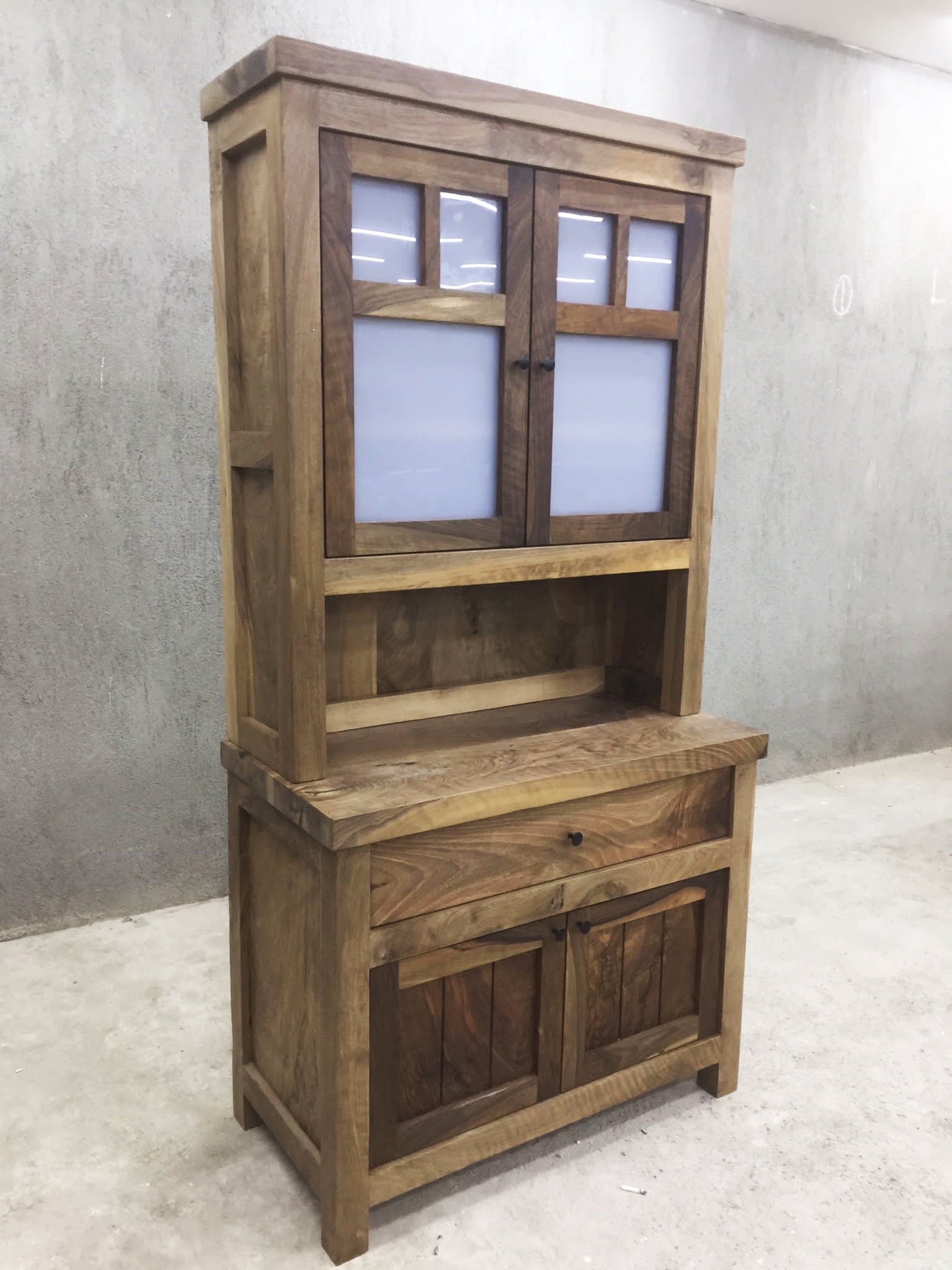 Buffet cabinet hutch