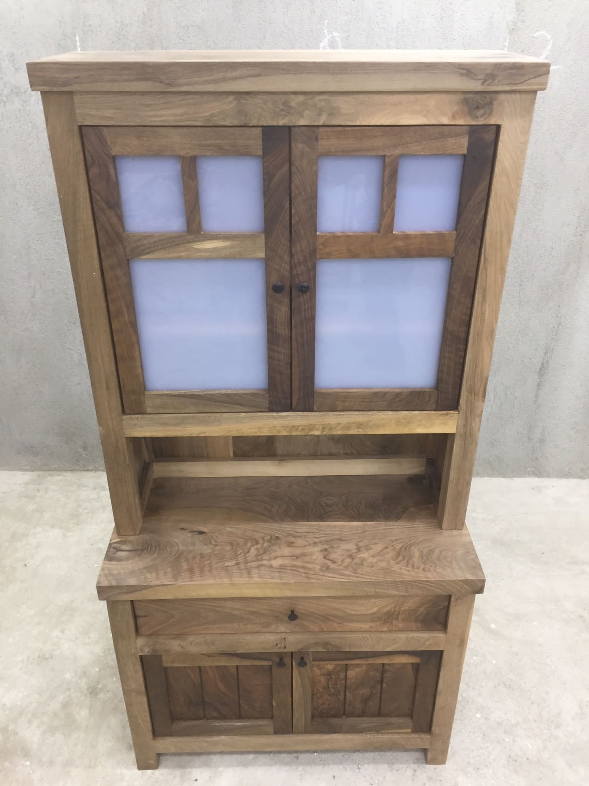 Buffet cabinet hutch