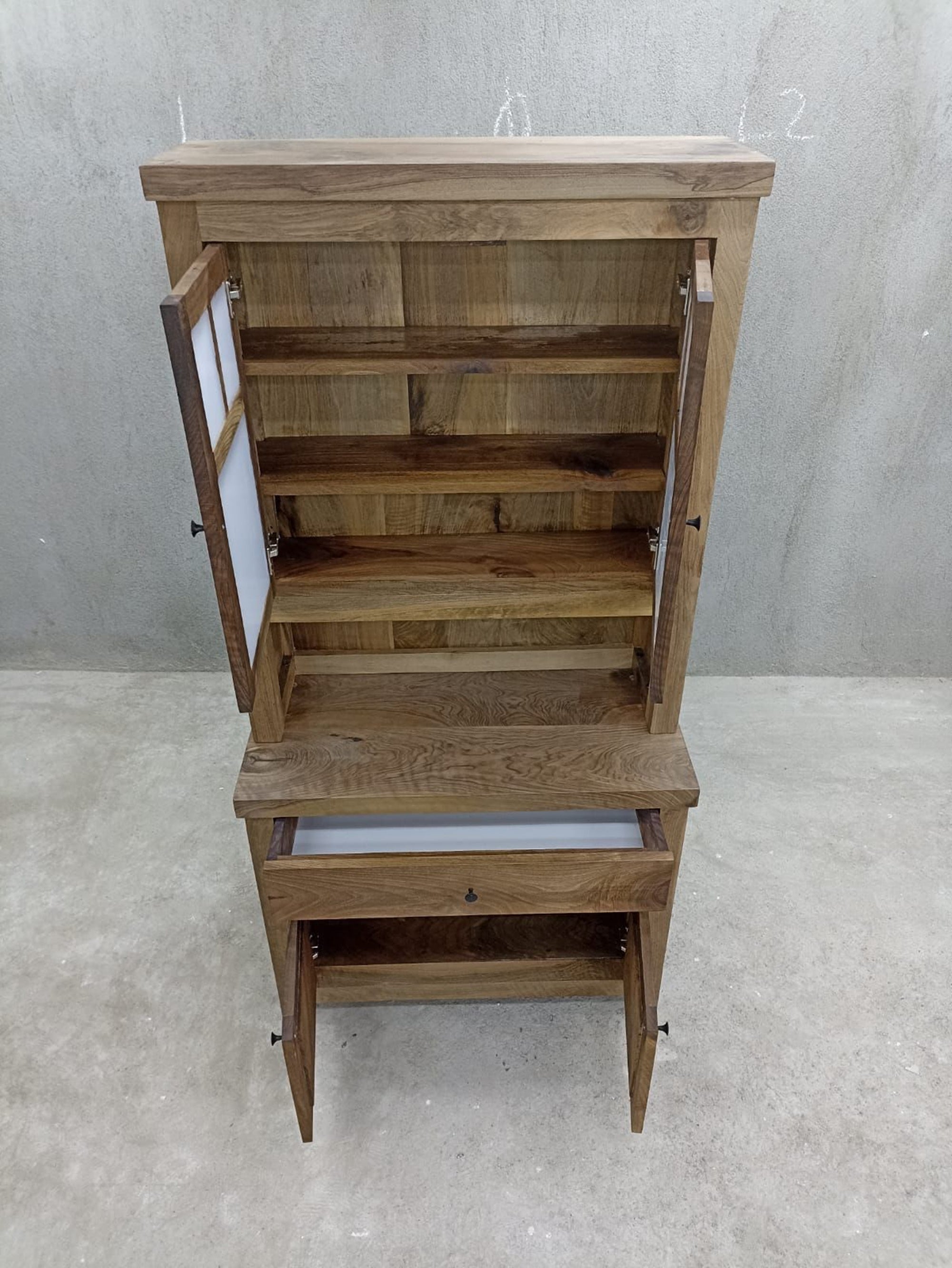 Buffet cabinet hutch